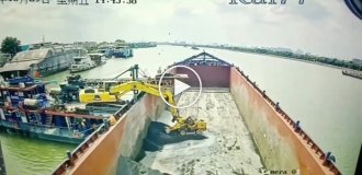 Экскаваторщик и бульдозерист не поделили кучу гравия на барже