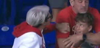 Мужчина поймал мяч для сына, но его забрала агрессивная болельщица (3 фото + 2 видео)