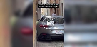 Такое могло случиться только в Риме: в одной из улочек застрял Ferrari