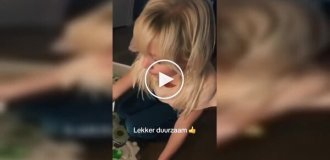 Маленькая художница оживила рисунок своими волосами