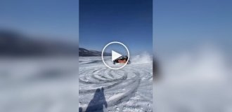 На баггі по Байкалу: екстремали влаштували заїзд по замерзлому озеру