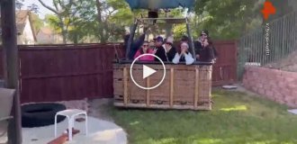 Повітряна куля приземлилася на задньому дворі американця