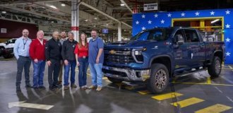 Владелец пикапа Chevrolet с пробегом миллион миль купил новый той же модели (2 фото)