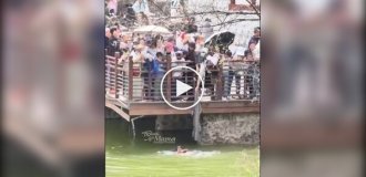 Быстрая реакция спасла жизни: в Сиане очевидцы помогли женщине с ребенком выбраться из воды