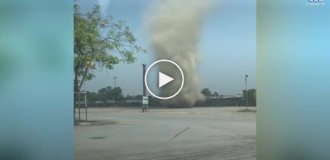 Пылевой смерч высотой 15 метров пронесся по парковке в Таиланде