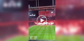 Сотни фейерверков и горящее поле: матч «Аякса» сорвали фанаты