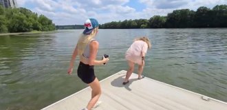 Стримерша заплатила женщине, которая не умеет плавать, чтобы она прыгнула в озеро (3 фото + 1 видео)