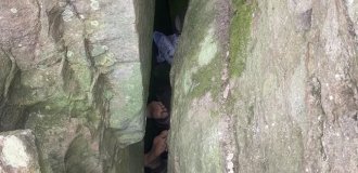 A woman was found upside down in a rock (3 photos)