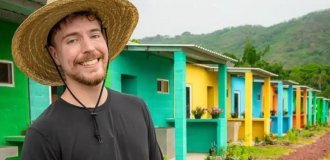 “We help people”: blogger built 100 houses and distributed them to needy families (3 photos + 1 video)