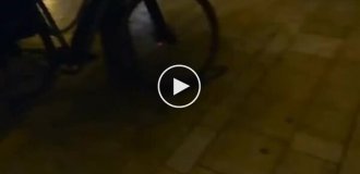 Во Франции стримершу чуть не обчистили во время прямого эфира