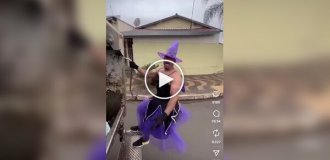 Бразильський сміттяр на Хелловін вийшов на вулицю в костюмі відьми