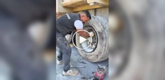 Заменил грузовую шину на обочине