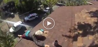 В Тампе полицейские спасли 86-летнего мужчину, повисшего на крыше дома