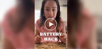 A girl showed how to easily check the battery charge