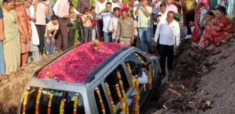 A family in India spent 500 thousand on a luxurious funeral for a car (3 photos)