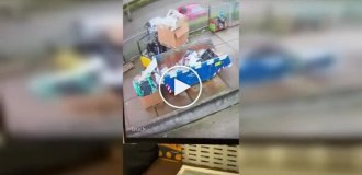 Водій навантажувача бореться з упертим ящиком