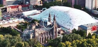 Китайцы надули гигантский защитный купол над строительной площадкой