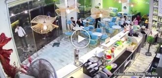 Парень разбил стеклянную дверь кафе