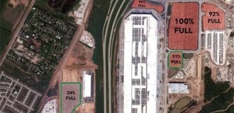 Crowded parking lots with unsold Tesla electric cars visible from space (1 photo)