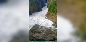 Avalanche in the Kunlun Mountains, China