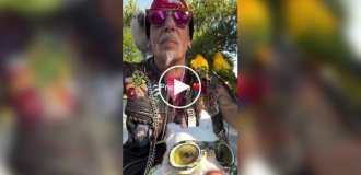 Американський байкер катається по містах разом з псом і папугами