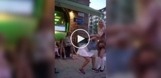 Легко и с улыбкой: девушка использует подругу как штангу для приседаний