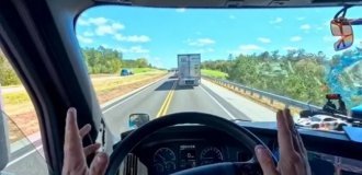 Дальнобійник встановив у кабіну дорогий ПК з кермом, щоб грати у перегони у пробках (5 фото)