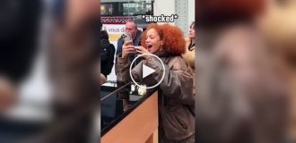 Дуэль на пианино прямо в центре вокзала: Ланг Ланг и уличный музыкант