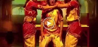Выступление танцевального коллектива на шоу талантов в Индии