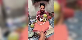 Швидкі руки: чоловік зібрав сотню паперових пакетів за раховані хвилини