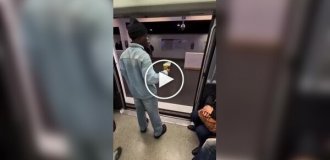 Пассажира метро «самоудалили» за выброшенный мусор