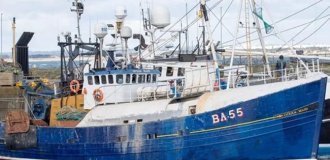 A Sailor Hosted A Tea Ceremony And "Sunk" A Fishing Vessel (2 photos)