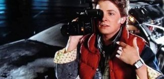 A special edition Casio watch with a calculator - we remember it from "Back to the Future" (3 photos + video)