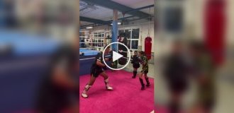 10-летняя спортсменка демонстрирует мастерство в кикбоксинге