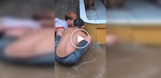 У Таїланді спіймали гігантського пітона на затопленій вулиці