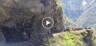 Обрушение скалы на дорогу в Индии
