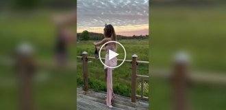 Девушка решила эффектно открыть шампанское