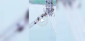 Нелегкая работа монтажников на высоковольтных линиях в Китае