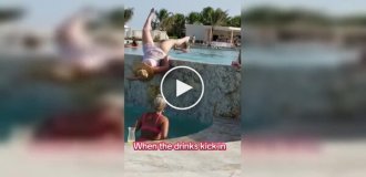 Неудачный момент во время фотосессии у бассейна