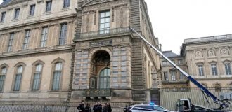 В сети появилось видео побега грабителей из Лувра (2 фото + 2 видео)