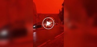 Небо над островом Крит окрасилось в красный цвет