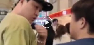 Мужчина пристыдил любителя потолкаться плечами в толпе