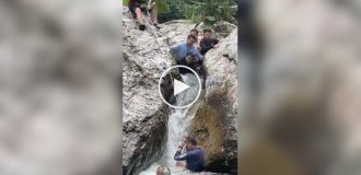 Чоловіки врятували хлопчика, який застряг між величезними валунами в бурхливій річці