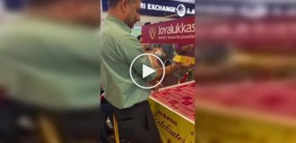 В Дубае мужчина сумел достать золотой слиток из прозрачного куба