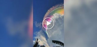 Радужные облака в небе над Индонезией