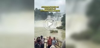 Мужчина ловил рыбу в водопаде