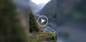 В Непале паводок смыл здания на берегу реки