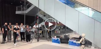 Робот для бадминтона вырубился после удара воланчиком