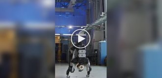 Робота Boston Dynamics научили делать стойку на руках