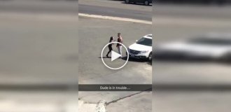 Крик, телефон и поцелуи: страстный момент на улице